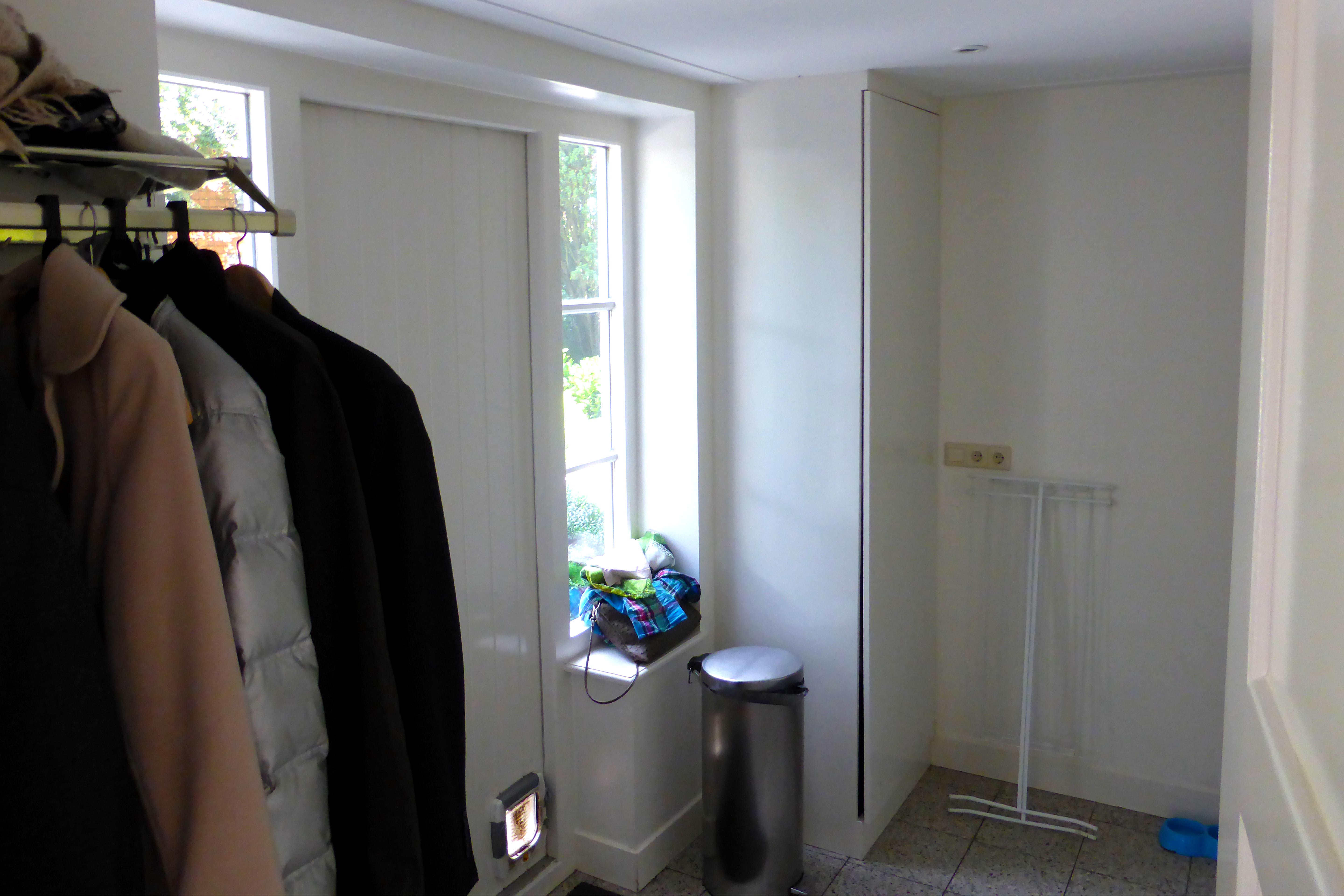 Bestaande bijkeuken met garderobe