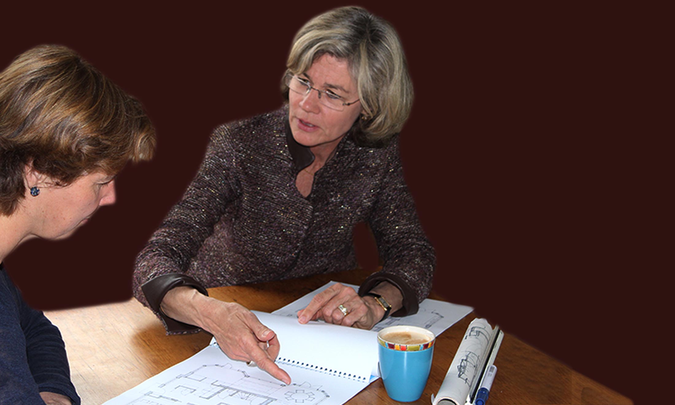 Monica aan het werk tijdens een één-op-één sessie met een client.